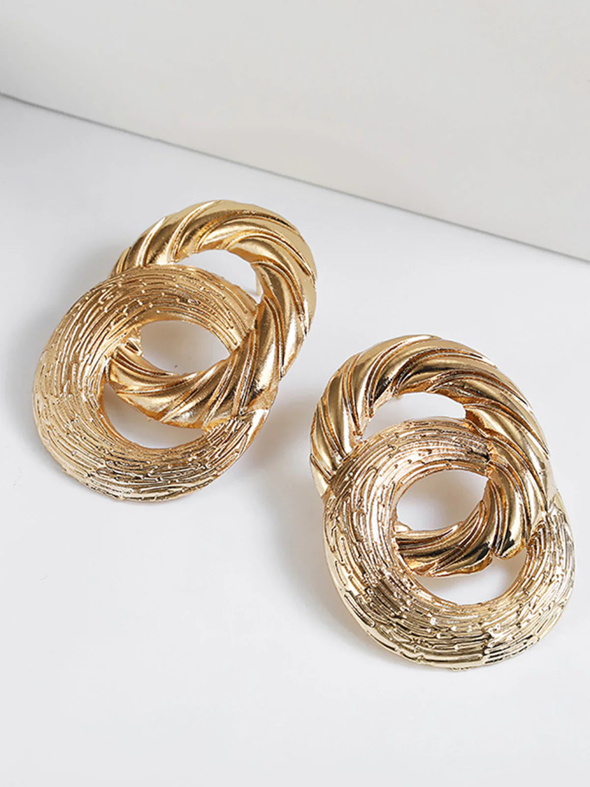 Loungewear Club™ | Boucles d'oreilles pendantes croisées et circulaires