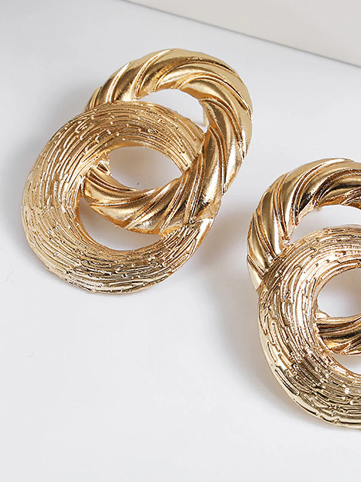 Loungewear Club™ | Boucles d'oreilles pendantes croisées et circulaires