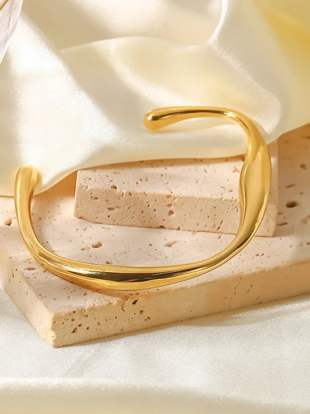 Loungewear Club™ | Bracelet Mobius