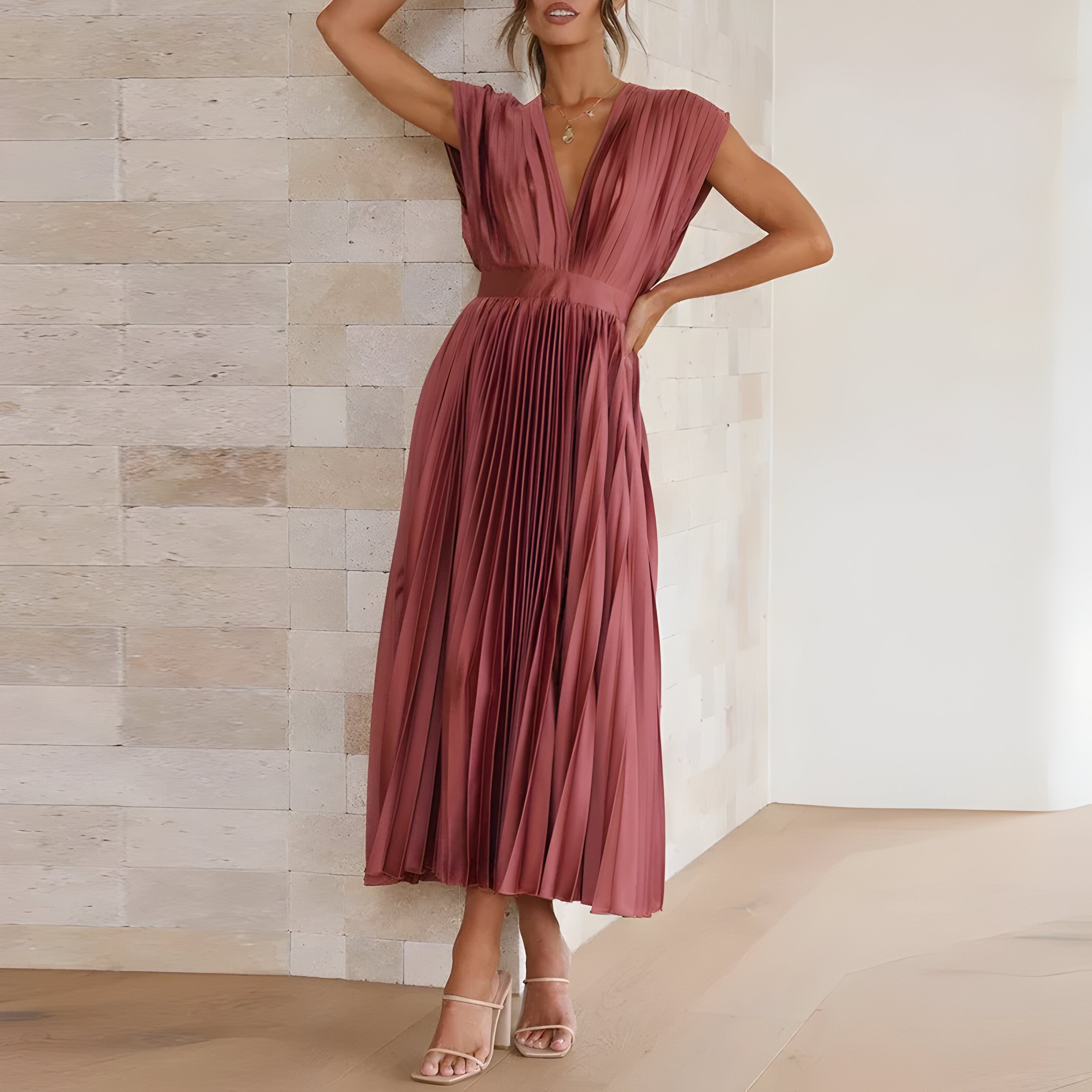 Loungewear Club™ | Robe midi plissée à décolleté en V profond